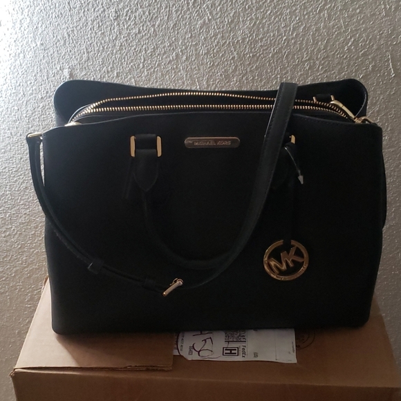 Michael Kors Handbags - Michael Kors black leather purse